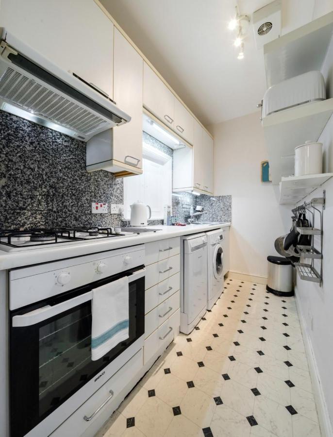 Elegant Earl'S Court 2 Bedroom Flat Just 4 Minutes From Tube Лондон Екстериор снимка